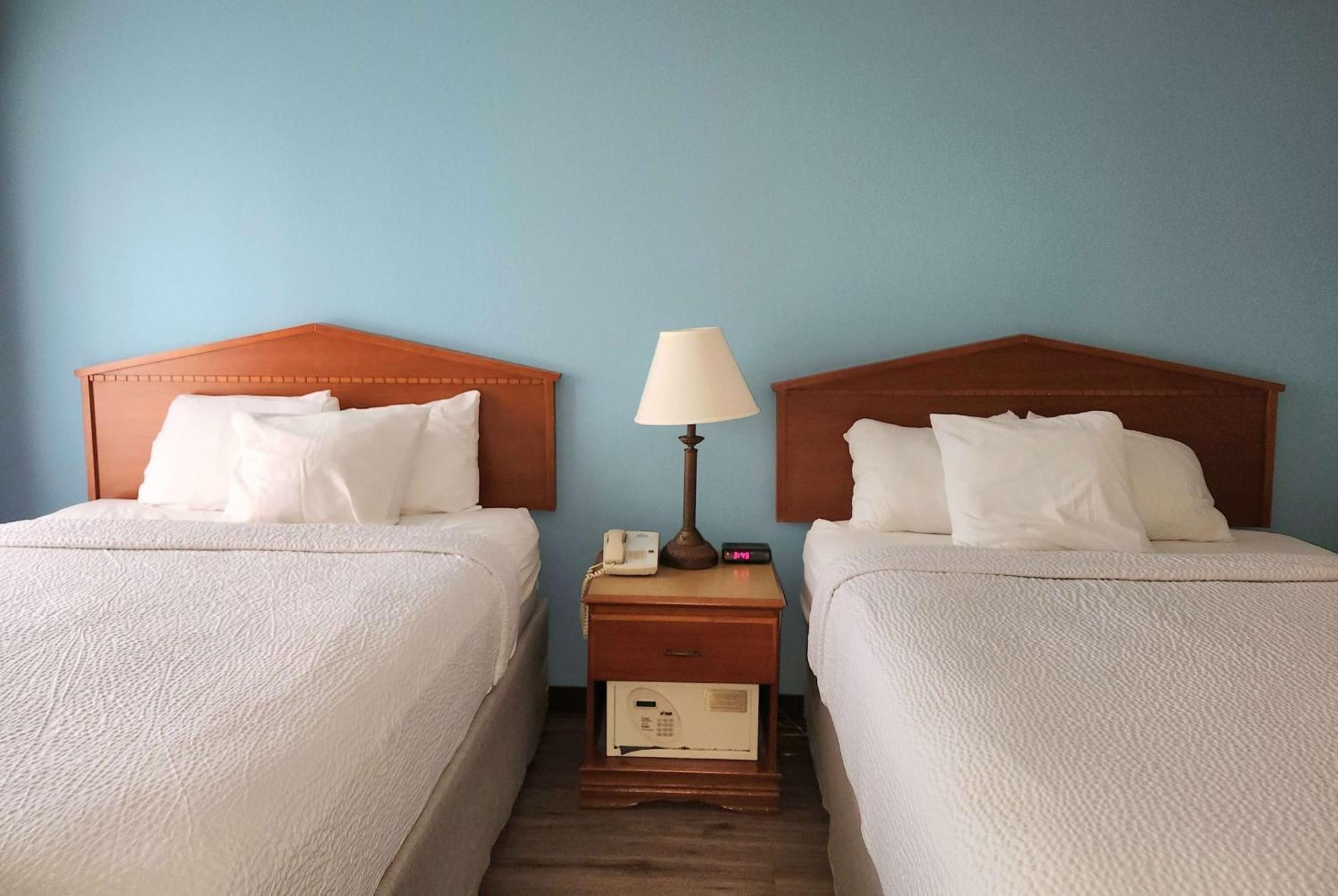 Days Inn & Suites By Wyndham Тибодо Екстериор снимка