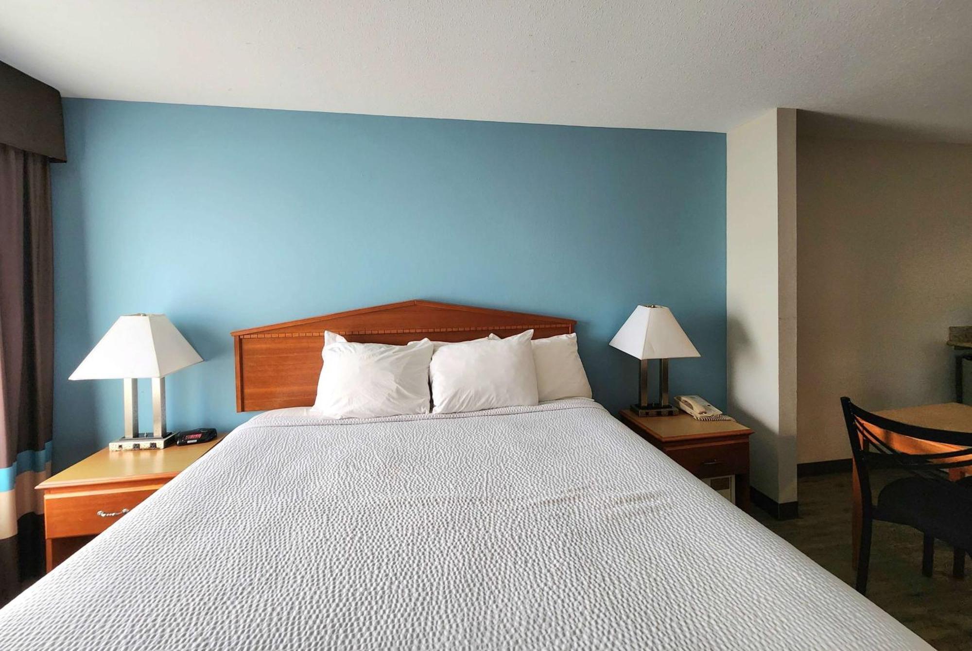 Days Inn & Suites By Wyndham Тибодо Екстериор снимка