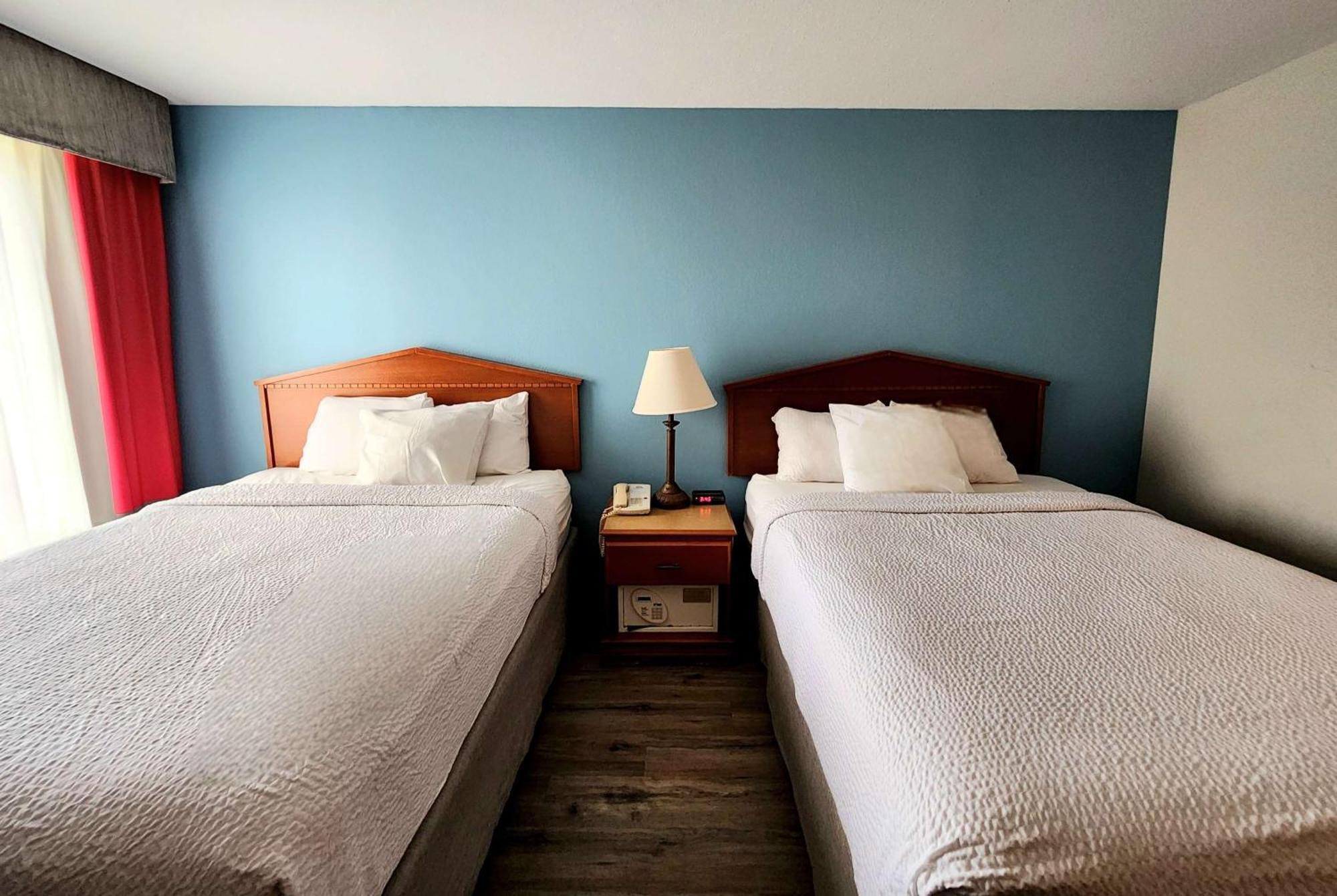 Days Inn & Suites By Wyndham Тибодо Екстериор снимка