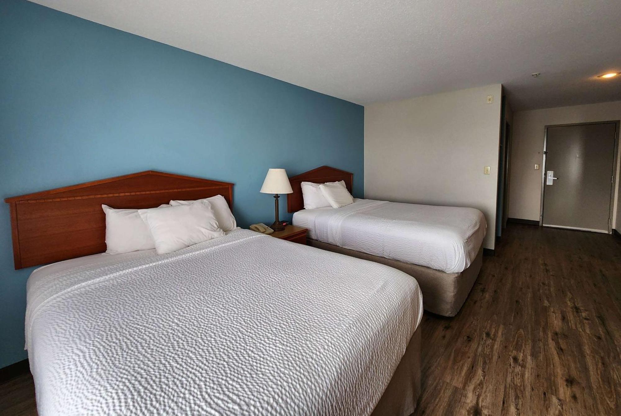 Days Inn & Suites By Wyndham Тибодо Екстериор снимка